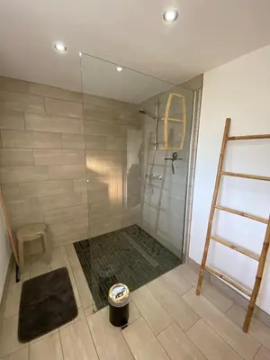 Salle de bains dans l'établissement Maison Gîtes de l'étang caché