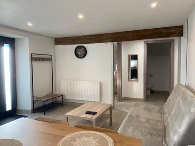 Coin salon dans l'établissement Maison Gîtes de l'étang caché