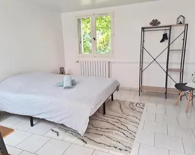 Un ou plusieurs lits dans un hébergement de l'établissement Appartement cosy avec jardin - Stationnement gratuit