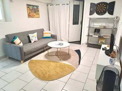 Coin salon dans l'établissement Appartement cosy avec jardin - Stationnement gratuit