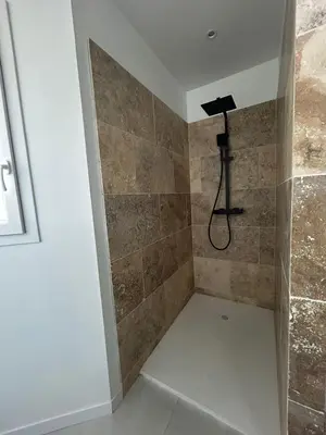 Salle de bains dans l'établissement La Rose, au calme aux portes de Limoges