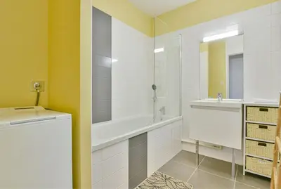 Salle de bains dans l'établissement L'Ecrin Naturel, central et spacieux