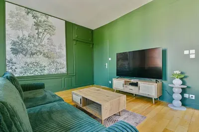 Télévision ou salle de divertissement dans l'établissement L'Ecrin Naturel, central et spacieux