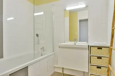 Salle de bains dans l'établissement L'Ecrin Naturel, central et spacieux