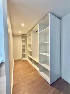 Bibliothèque dans l'appartement