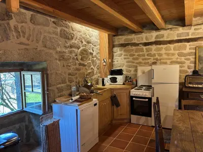 Cuisine ou kitchenette dans l'établissement La maison de Baptiste La Monédière