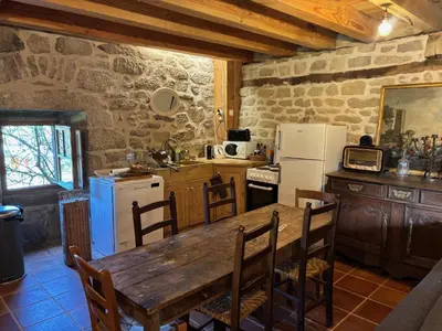 Cuisine ou kitchenette dans l'établissement La maison de Baptiste La Monédière