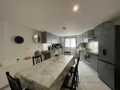 Cuisine ou kitchenette dans l'établissement Spacieux Duplex à La Bourboule, 87m² pour 6 pers. - FR-1-608-296