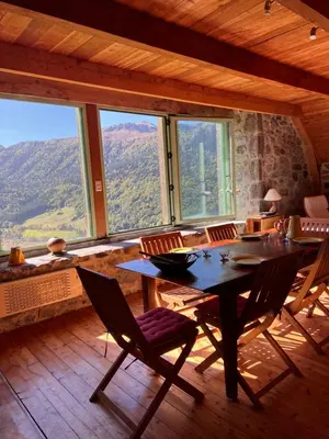 Vue générale sur la montagne ou vue sur la montagne depuis la maison de vacances