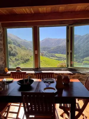 Vue générale sur la montagne ou vue sur la montagne depuis la maison de vacances