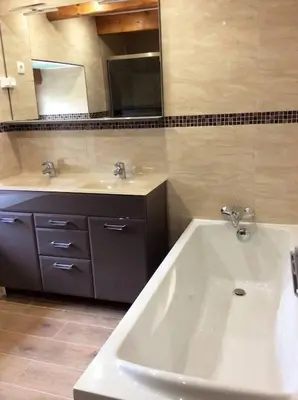 Salle de bains dans l'établissement Gîte Les Nougats, location 8 personnes