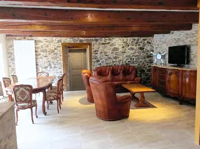 Télévision ou salle de divertissement dans l'établissement Gîte Les Nougats, location 8 personnes