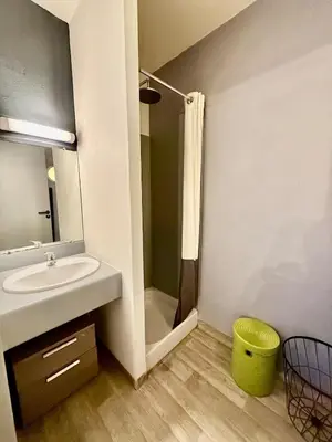 Salle de bains dans l'établissement Studio 2 calme Av Georges Dumas - DABNB