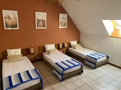 Un ou plusieurs lits dans un hébergement de l'établissement Gîte Loêtitia à la campagne 21 peoples , 9 rooms, pool