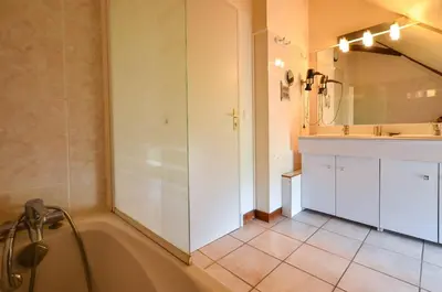Salle de bains dans l'établissement Gîte Loêtitia à la campagne 21 peoples , 9 rooms, pool