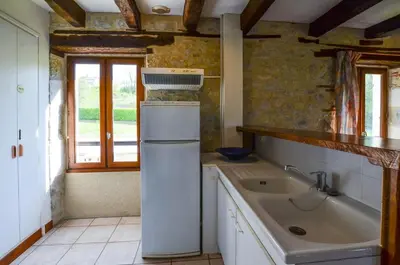 Cuisine ou kitchenette dans l'établissement Gîte Loêtitia à la campagne 21 peoples , 9 rooms, pool