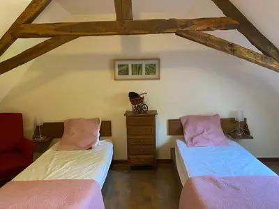 Un ou plusieurs lits dans un hébergement de l'établissement Gîte Loêtitia à la campagne 21 peoples , 9 rooms, pool
