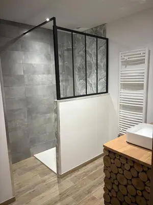 Salle de bains dans l'établissement Gîte Les Aubracs - Puy de Dôme - Massif du Sancy