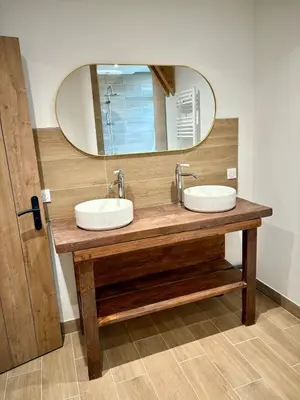 Salle de bains dans l'établissement Gîte Les Aubracs - Puy de Dôme - Massif du Sancy