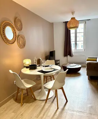 Coin salon dans l'établissement Le Charmant-T2 rénové-Plein centre de Limoges