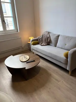 Coin salon dans l'établissement Le Charmant-T2 rénové-Plein centre de Limoges