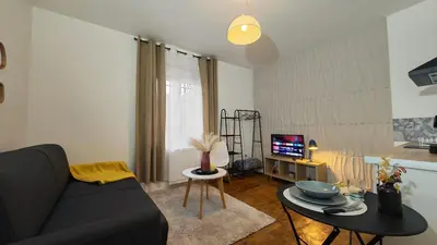 Télévision ou salle de divertissement dans l'établissement Le studio de cercle 3