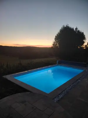 Piscine de l'établissement Deumeure de charme Lotoise avec piscine ou située à proximité