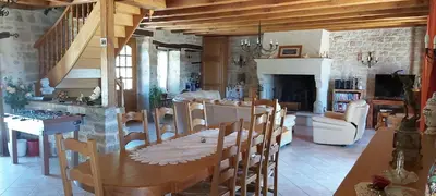 Coin salon dans l'établissement Deumeure de charme Lotoise avec piscine
