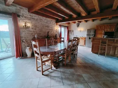 Cuisine ou kitchenette dans l'établissement Deumeure de charme Lotoise avec piscine