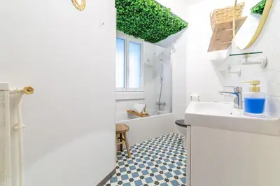 Salle de bains dans l'établissement L Ecrin de la Guierle - 1 Chambre