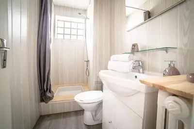 Salle de bains dans l'établissement Le Joyau - 1 Chambre
