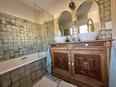Salle de bains dans l'établissement L'écrin du sancy