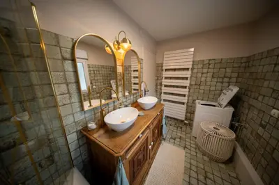 Salle de bains dans l'établissement L'écrin du sancy