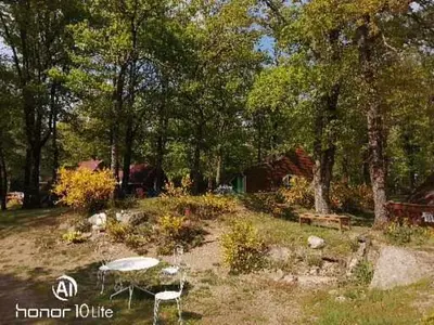 Jardin de l'établissement Les chalets au bord de l'étang de Malleteix