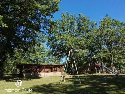 Aire de jeux pour enfants de l'établissement Les chalets au bord de l'étang de Malleteix