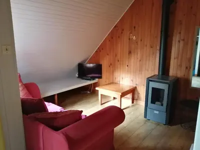 Coin salon dans l'établissement Les chalets au bord de l'étang de Malleteix