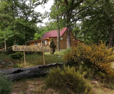 Jardin de l'établissement Les chalets au bord de l'étang de Malleteix