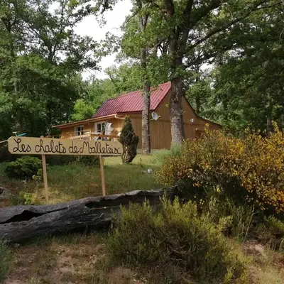 Les chalets au bord de l'étang de Malleteix