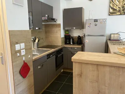Cuisine ou kitchenette dans l'établissement T2 avec vue sur les montagnes et wifi