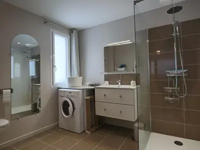 Salle de bains dans l'établissement Maison neuve 4* au Mont Dore pour 6 personnes - FR-1-858-5
