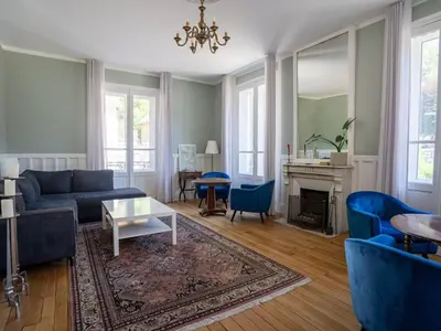 Coin salon dans l'établissement Grande demeure avec piscine couverte et parking pour 15 personnes - FR-1-858-4