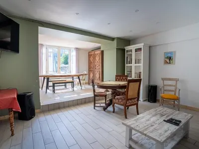 Coin salon dans l'établissement Grande demeure avec piscine couverte et parking pour 15 personnes - FR-1-858-4