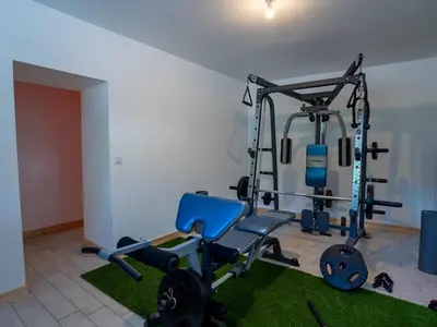 Salle ou équipements de sports de l'établissement Grande demeure avec piscine couverte et parking pour 15 personnes - FR-1-858-4