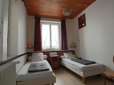 Un ou plusieurs lits dans un hébergement de l'établissement Appartement 2* avec jardin privé, 4 pers, à La Bourboule - FR-1-858-10
