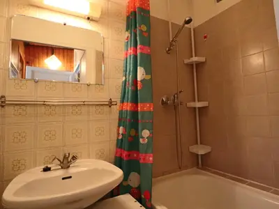 Salle de bains dans l'établissement Appartement 2* avec jardin privé, 4 pers, à La Bourboule - FR-1-858-10