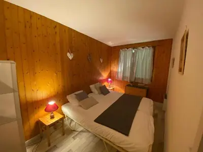 Un ou plusieurs lits dans un hébergement de l'établissement Appartement cosy, animaux acceptés, service conciergerie - FR-1-858-2