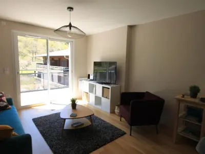 Télévision ou salle de divertissement dans l'établissement Charmant appartement scandinave avec parking au Mont-Dore - FR-1-858-1