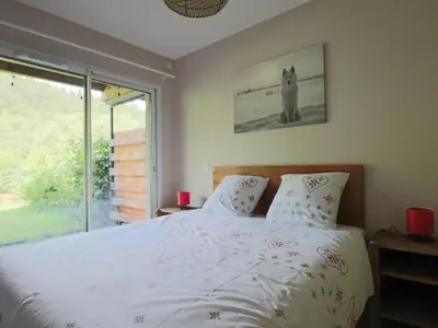 Un ou plusieurs lits dans un hébergement de l'établissement Appartement accessible PMR avec jardin et parking couvert, proche des pistes - FR-1-858-8