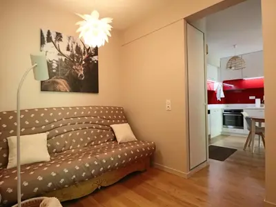 Coin salon dans l'établissement Appartement accessible PMR avec jardin et parking couvert, proche des pistes - FR-1-858-8