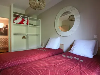Un ou plusieurs lits dans un hébergement de l'établissement Appartement accessible PMR avec jardin et parking couvert, proche des pistes - FR-1-858-8